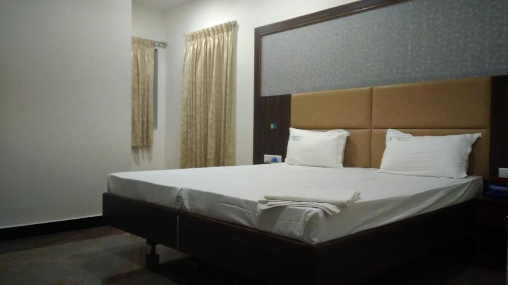 Famous Residency Otel Tiruchirappalli Dış mekan fotoğraf